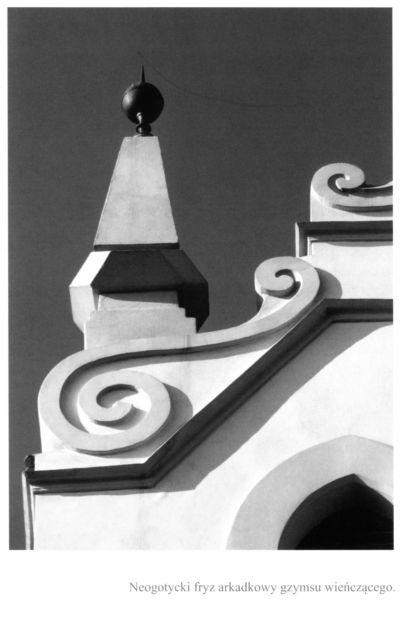 Fragment attyki elewacji wschodniej - spływ wolutowy ze sterczyną. Fot. Irena Gałuszka, z prywatnych zbior&oacute;w autorki oraz ze zbior&oacute;w Galerii Fotografii Miasta Rzeszowa. Skan z katalogu do wystawy plenerowej "Prawdy i legendy o rzeszowskim Ratuszu", s. 13. Wydawnictwo Galerii Fotografii Miasta Rzeszowa, 2018